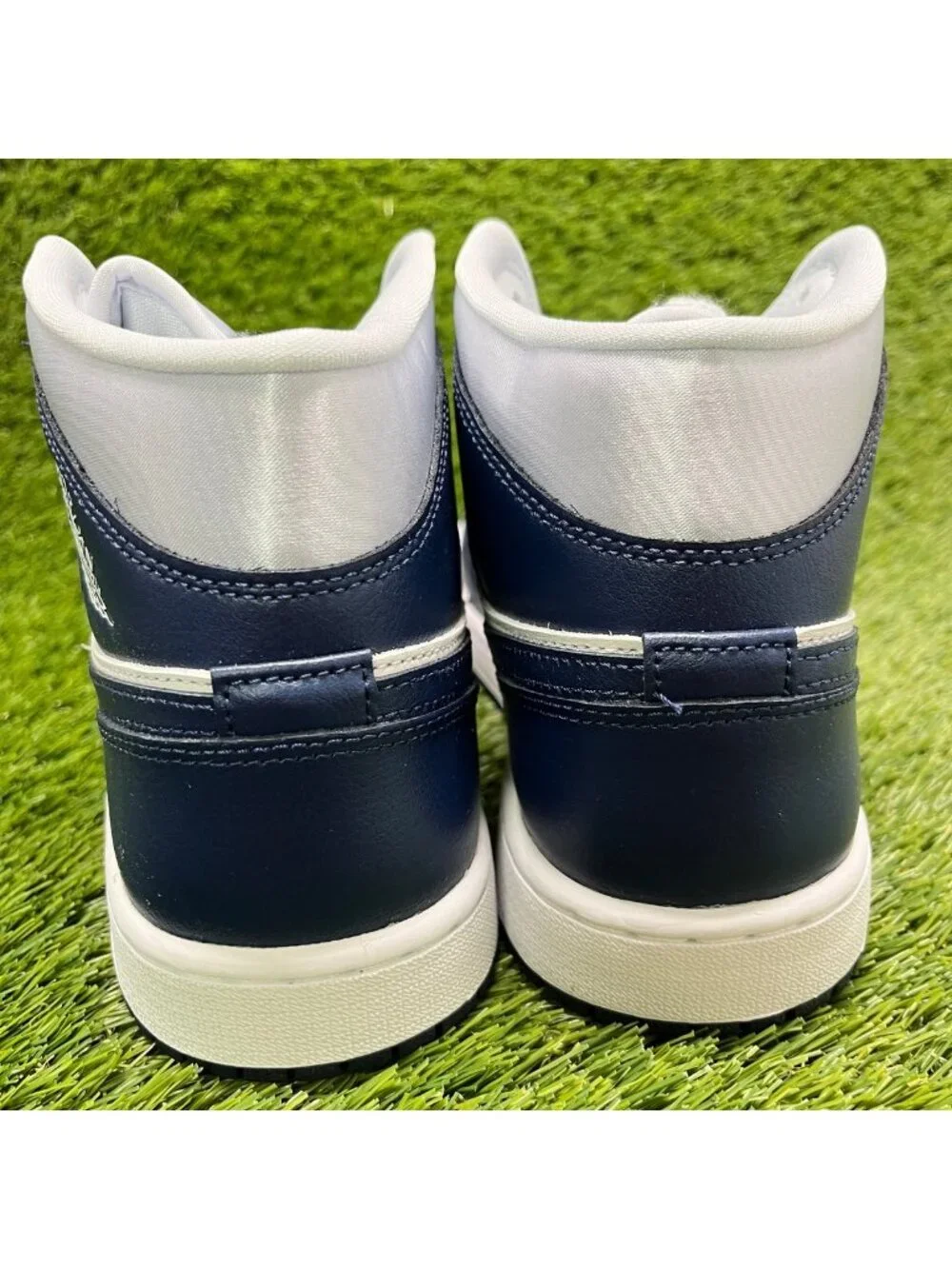 Nike Air Jordan 1 Mid SE Womens Size 11 Gray Navy Blue Basketball Shoes Sneakers